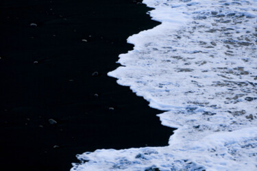 Photographie intitulée "Black Sand Beach Ic…" par Claudia Tavares, Œuvre d'art originale, Photographie numérique