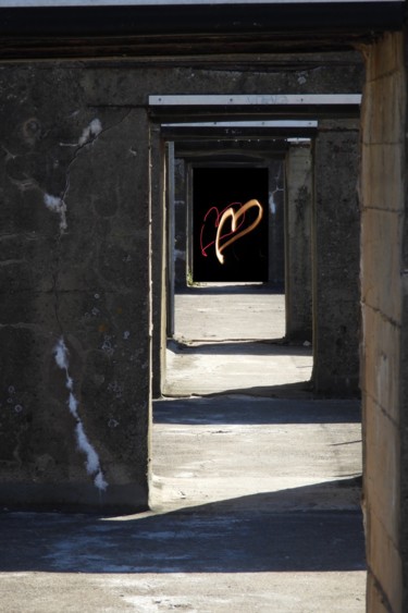 Fotografie mit dem Titel "Au fond du couloir.…" von Claudine Ziga, Original-Kunstwerk