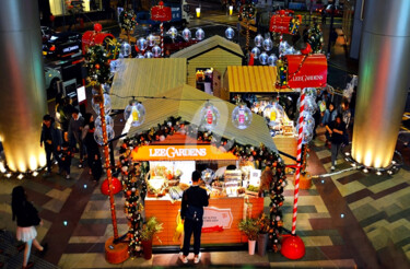 Photographie intitulée "HK02-Christmas Deco…" par Clement Tsang, Œuvre d'art originale, Photographie numérique