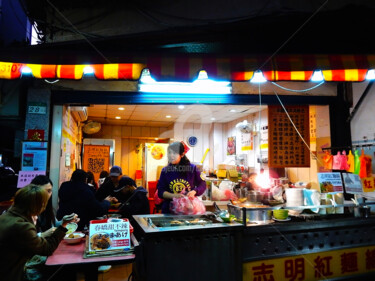 Photographie intitulée "Food Stall at night…" par Clement Tsang, Œuvre d'art originale, Photographie numérique