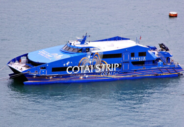 Fotografia intitulada "HK23-Blue Speed Boat" por Clement Tsang, Obras de arte originais, Fotografia digital