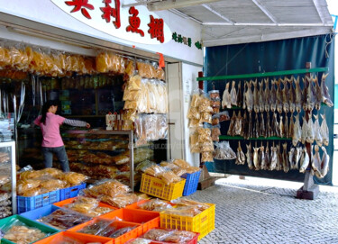 Fotografía titulada "Dried Seafood Shop…" por Clement Tsang, Obra de arte original, Fotografía digital