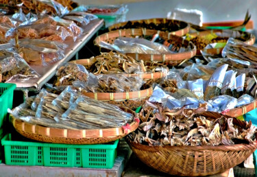 Photographie intitulée "Selling Dried Seafo…" par Clement Tsang, Œuvre d'art originale, Photographie numérique