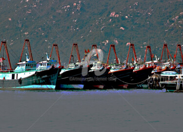 Fotografía titulada "HK45-Fishing Ships…" por Clement Tsang, Obra de arte original, Fotografía digital