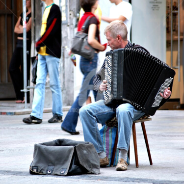 Photographie intitulée "EUR07-Street Perfor…" par Clement Tsang, Œuvre d'art originale, Photographie numérique