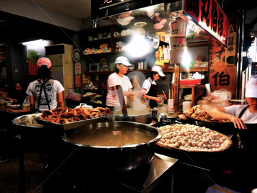Fotografia intitolato "Selling Hot Food at…" da Clement Tsang, Opera d'arte originale, Fotografia digitale