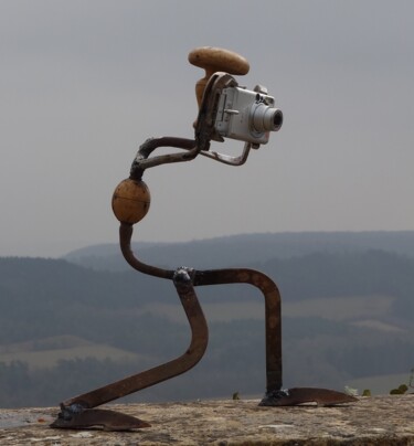 Skulptur mit dem Titel "Photographer" von Clive Manuel, Original-Kunstwerk, Metalle