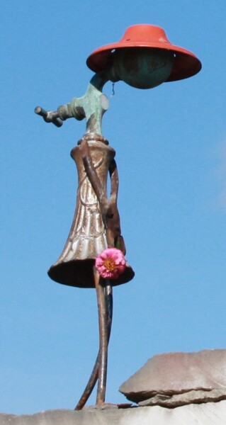 Sculpture intitulée "Red hat lady" par Clive Manuel, Œuvre d'art originale, Métaux