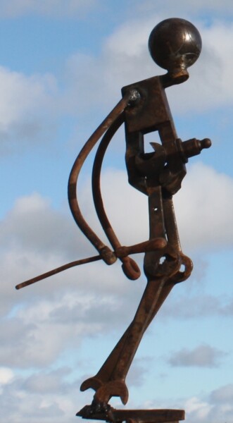 Скульптура под названием "Walking with a stick" - Clive Manuel, Подлинное произведение искусства, Металлы
