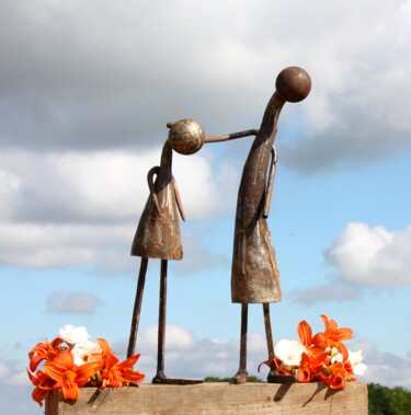 Skulptur mit dem Titel "Are you ok my child?" von Clive Manuel, Original-Kunstwerk, Metalle