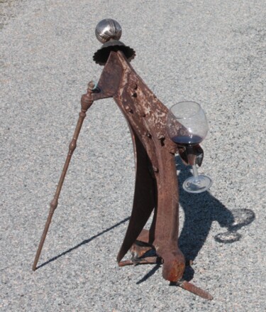 Skulptur mit dem Titel "Elegantly drinking" von Clive Manuel, Original-Kunstwerk, Metalle