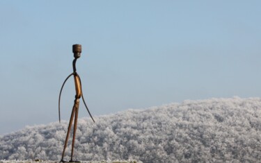 Скульптура под названием "Knife man" - Clive Manuel, Подлинное произведение искусства, Металлы