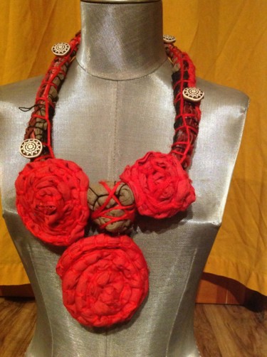 Textile Art titled "Collier gipsy rose" by Clyo Lurati, Original Artwork