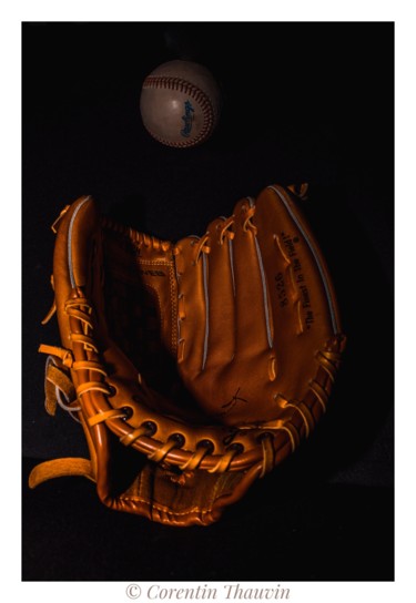 Photographie intitulée "Baseball glove" par Corentin Thauvin, Œuvre d'art originale, Photographie numérique