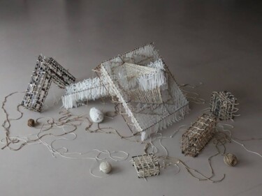 Aufbau mit dem Titel "la-traversee-1-min.…" von Coco Vewenda, Original-Kunstwerk, Kunstinstallation