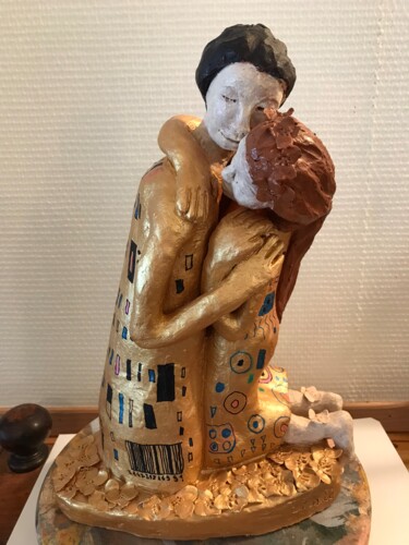 Sculptuur getiteld "Le baiser de Klimt" door Colette Chassine, Origineel Kunstwerk, Terra cotta