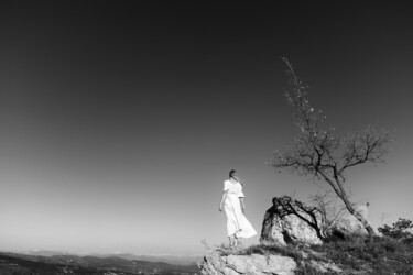 Photographie intitulée "La robe blanche" par Pierre Gable, Œuvre d'art originale