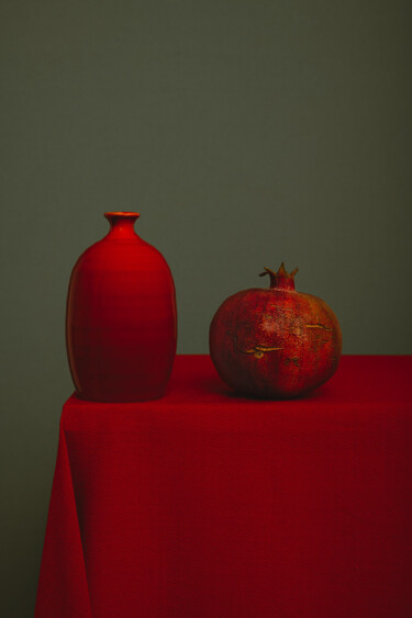 Fotografía titulada "Red Bottle" por Arnold Mariashin, Obra de arte original, Fotografía digital