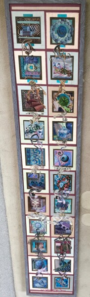 Collages intitolato "Totem médaillons ca…" da Corinne Barnett, Opera d'arte originale, Collages Montato su artwork_cat.
