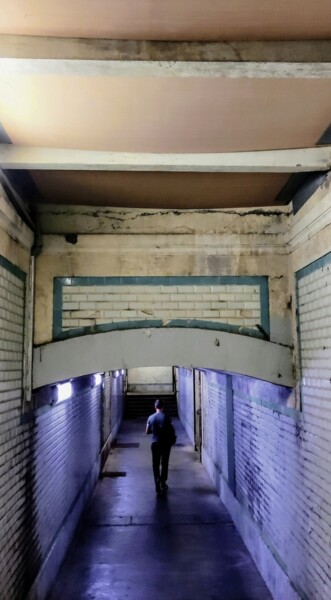 Fotografie getiteld "Underground passage…" door Corinne Courlet, Origineel Kunstwerk, Digitale fotografie