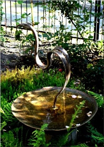 Escultura titulada "gardenplate with fa…" por N.C.J. Stam, Obra de arte original, Fundición