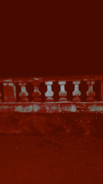 Photographie intitulée "Piliers rouges" par Coyote Shah, Œuvre d'art originale