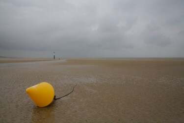 Photographie intitulée "Bouée jaune, Houlga…" par Marc Guiraud, Œuvre d'art originale, Photographie numérique