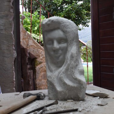 Скульптура под названием "Niña de la roca." - Rommel Cristina, Подлинное произведение искусства, Камень