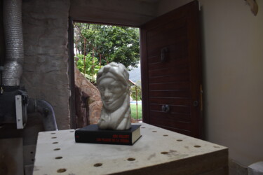 Скульптура под названием "Lujuria" - Rommel Cristina, Подлинное произведение искусства, Камень