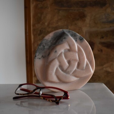 Escultura intitulada "Trisquel y Triqueta" por Rommel Cristina, Obras de arte originais, Pedra