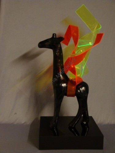 Sculpture titled "La Girafe Ailée" by Cristina Marquès, Original Artwork, Plastic