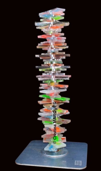 Skulptur mit dem Titel "Totem Ice Rainbow" von Cristina Marquès, Original-Kunstwerk, Kunststoff