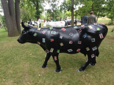 Sculpture titled "Diamonds Cow" by Cristina Marquès, Original Artwork, Plastic