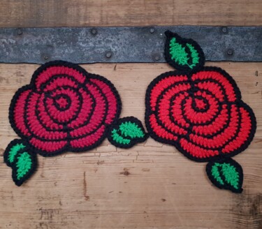 Patch "rose tattoo" fait main au crochet Art textile intitulée "Patch "rose tattoo"…" par Crochet Du Droit, Œuvre d'art originale, Fil