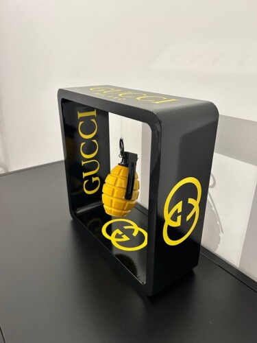 Escultura titulada "Cazzimma Bomb Yello…" por Cupydo, Obra de arte original, Madera