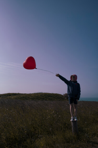 Fotografie mit dem Titel "Boy with balloon" von Cyrille Mulot, Original-Kunstwerk, Digitale Fotografie