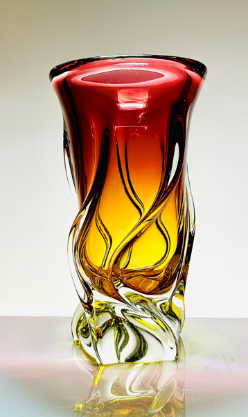 Diseño titulada "Twisted Red Vasy by…" por Czech Art Glass, Obra de arte original, Arte de mesa
