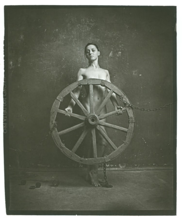 girl with a wheel Fotografie getiteld "girl with a wheel" door Павел Титович, Origineel Kunstwerk, Film fotografie