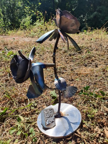 Sculpture titled "Au nom de la Rose" by D.S.A.Rt, Original Artwork, Metals