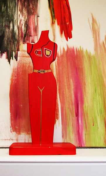 Scultura intitolato "Red dress." da Daheaven Art, Opera d'arte originale, Legno