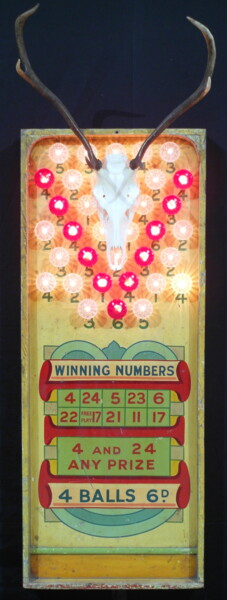 Скульптура под названием "Winning Numbers" - Dangerous Minds Artists, Подлинное произведение искусства, кость Установлен на…