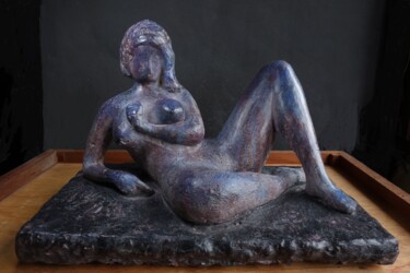 Sculptuur getiteld "Reclining woman" door Daniel Gomez, Origineel Kunstwerk, Beton