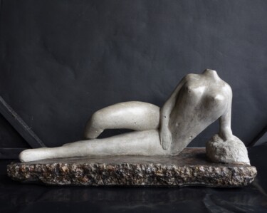 Sculpture intitulée "Reclining woman 2" par Daniel Gomez, Œuvre d'art originale, Béton