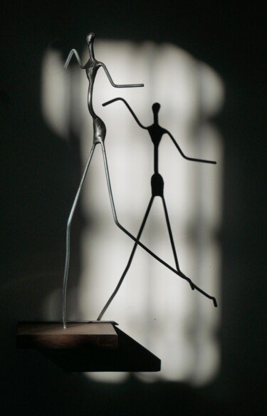 Sculpture intitulée "Marcheuse joyeuse" par Daniel Perreu, Œuvre d'art originale, Fil de fer