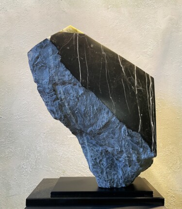 Skulptur mit dem Titel "PYRAMIDION.Marbre d…" von Daniel Sanchez, Original-Kunstwerk, Stein
