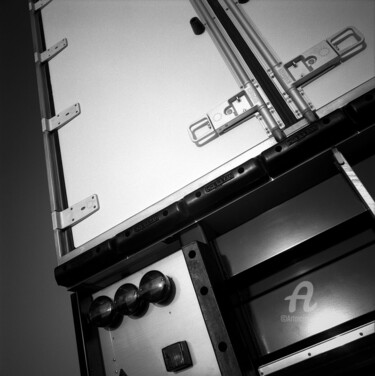 Fotografie mit dem Titel "Carrosserie 2" von Daniel Sohier, Original-Kunstwerk, Analog Fotografie Auf Aluminium montiert