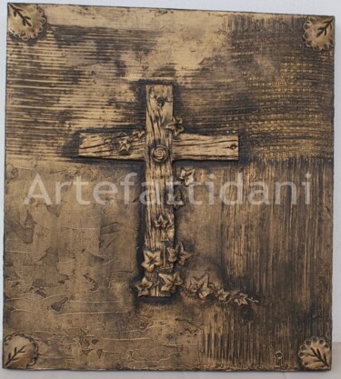 Scultura intitolato "Croce decorativa" da Daniela La Rovere, Opera d'arte originale, Gesso Montato su Pannello di legno