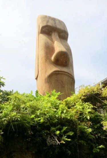 제목이 "Sculpture d un Moaï…"인 조형물 Daniel Lutaud로, 원작, 나무