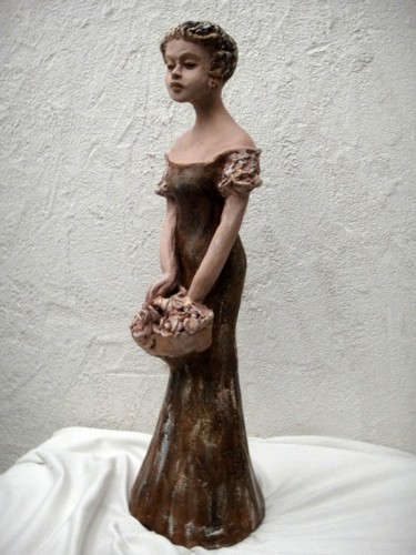 Sculpture intitulée "dame au panier de f…" par Danielle Benotto, Œuvre d'art originale, Terre cuite