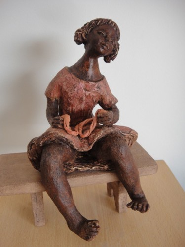 Sculpture intitulée "Lili et la corde à…" par Danielle Benotto, Œuvre d'art originale, Céramique